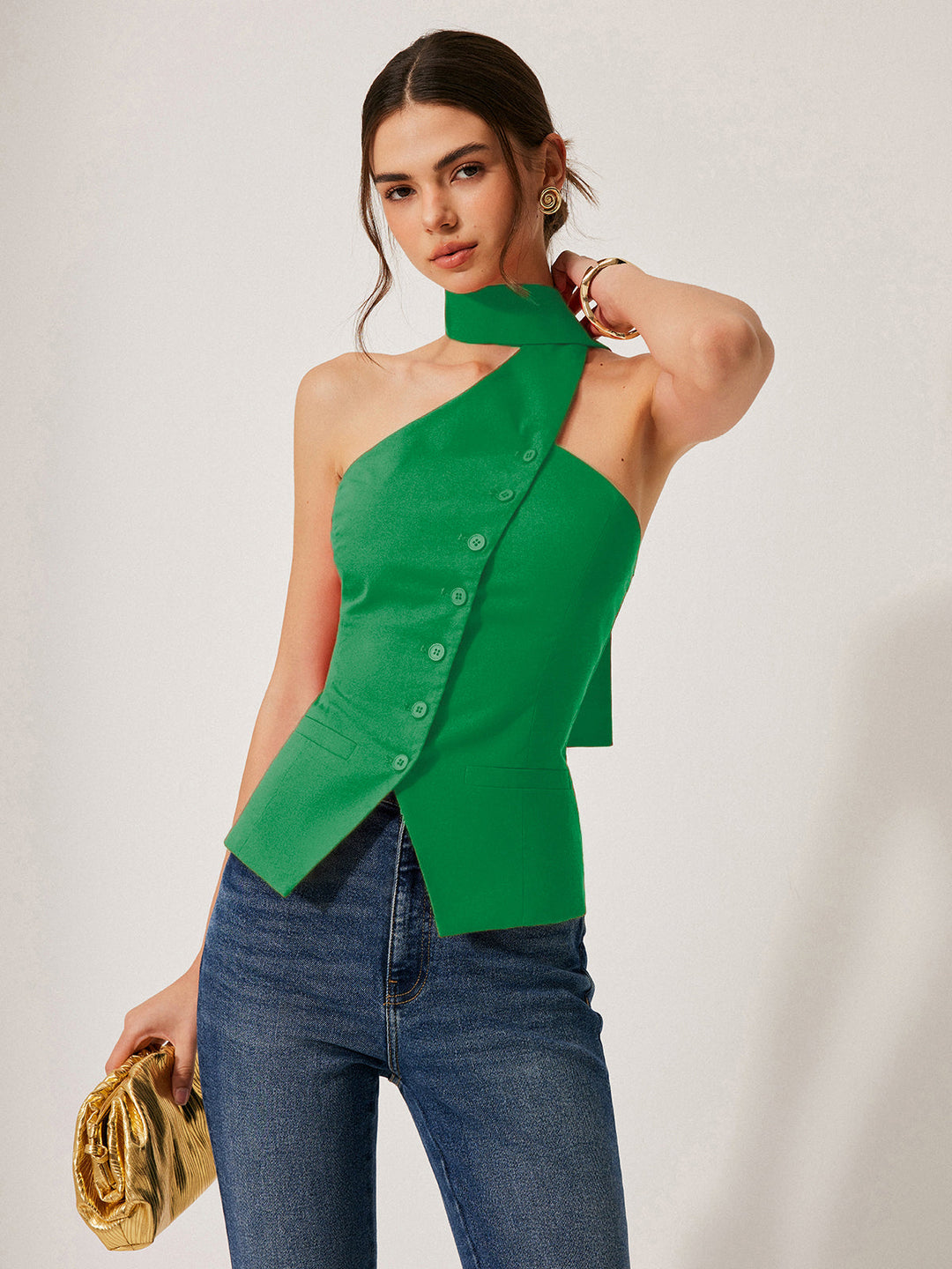 Getailleerde dames vesttop met asymmetrische zoom, chique halternek en openrug. Trendy en elegant.