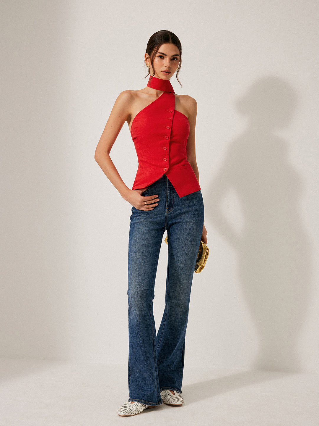 Zomerse dames vesttop met asymmetrische snit en comfortabele halternek, trendy en fris.