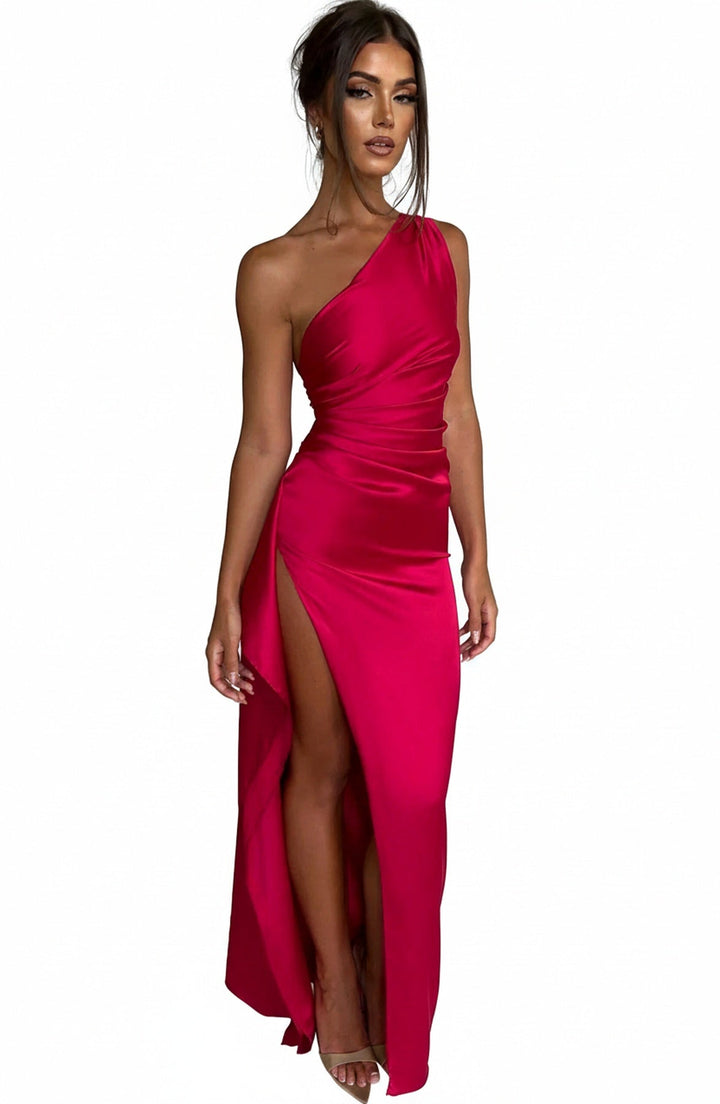 Dames avondjurk met één schouder, elegante plooien & verleidelijke hoge split. Chique gala look.