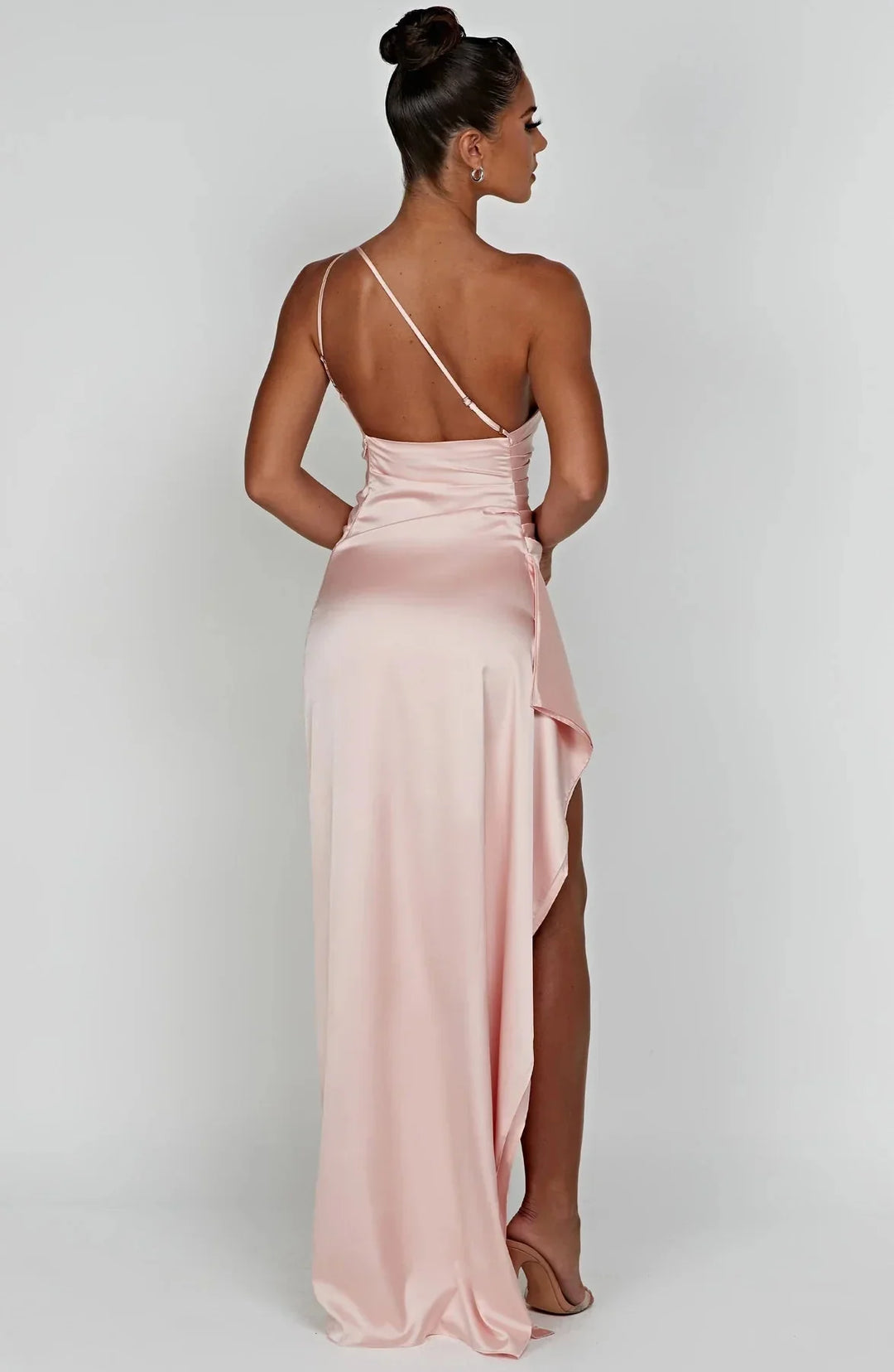 Maxi avondjurk met open rug, één schouder detail, vallende plooien en een hoge split voor elegantie.