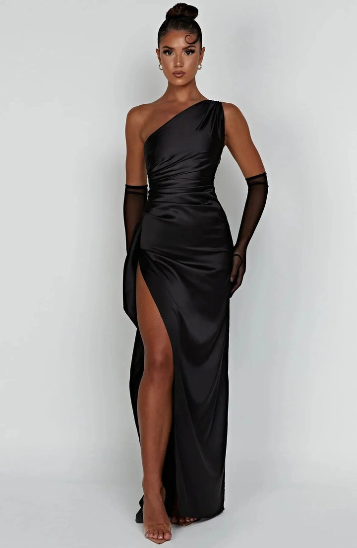 Glamoureuze avondjurk voor dames: één schouder, geplooide taille & een hoge split. Ideaal voor evenementen.