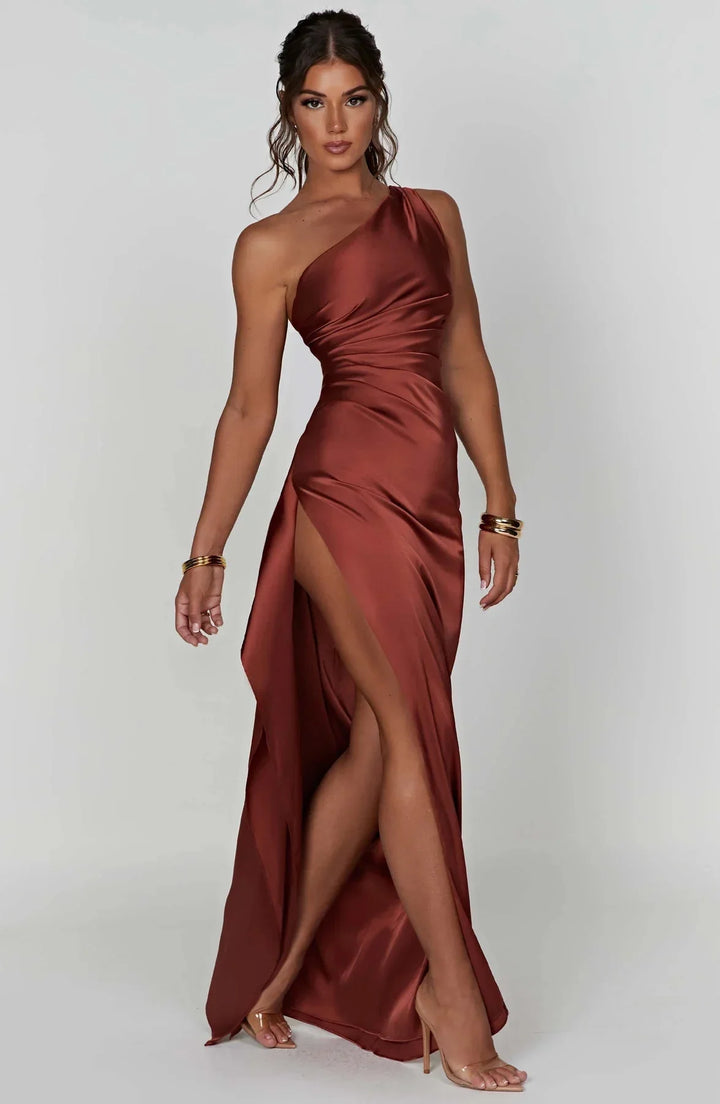 Formele avondjurk, één schouder, met elegante draping, plooien & een hoge split.