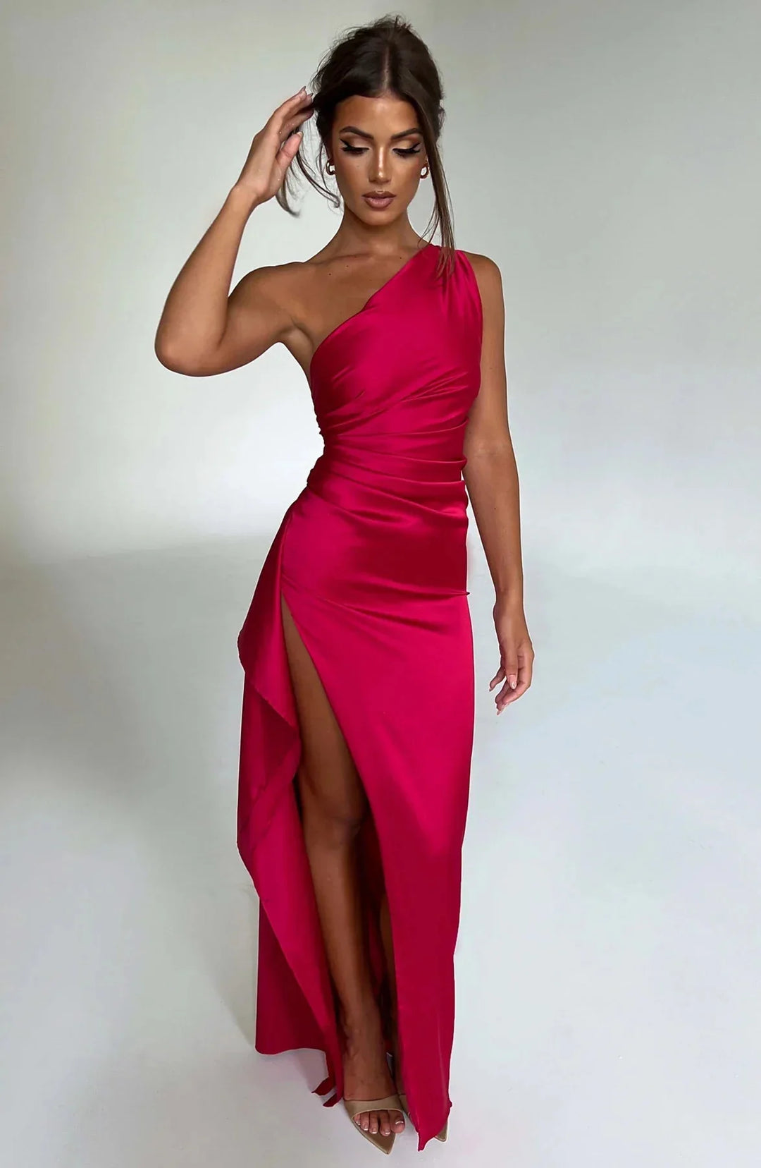 Elegante damesjurk met open rug, één schouder, getailleerde plooien & een hoge split voor feesten.