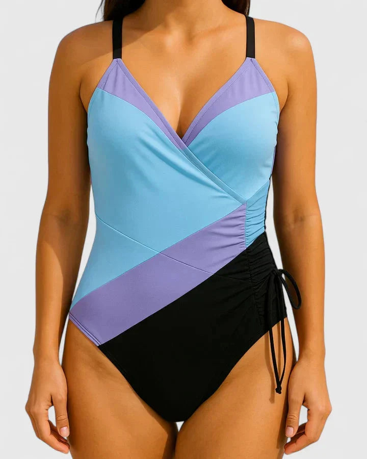 Zomerklaar damesbadpak: V-hals, comfortabele wrap-fit en verstelbare koorden voor zwemmen en ontspanning.