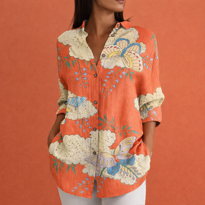 Comfortabele losvallende dames blouse met stijlvolle print, knoopsluiting en klassieke kraag.