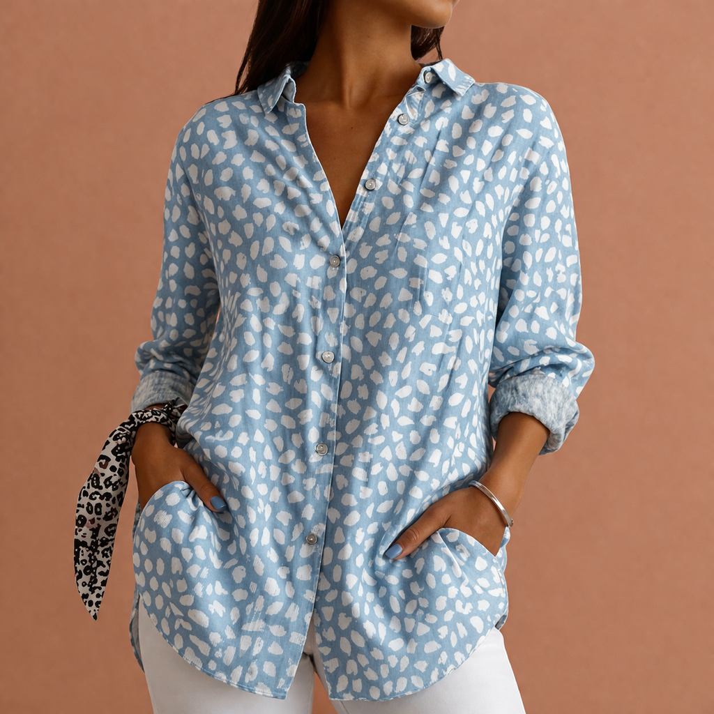 Lichte lente/zomer dames blouse met frisse print en klassieke knoopsluiting, comfortabel en stijlvol.