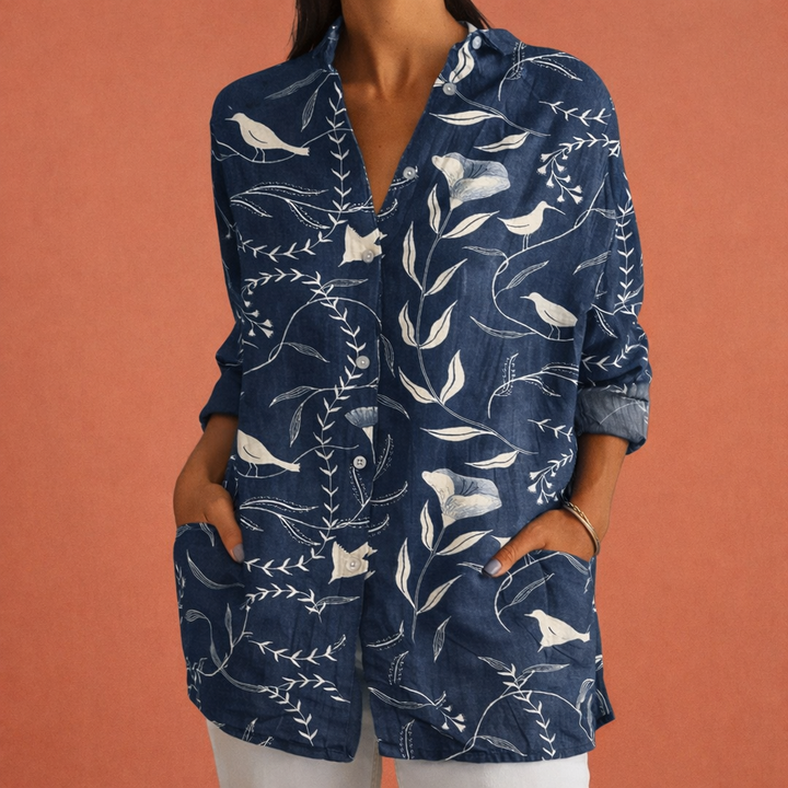Elegante dames blouse met subtiele bloemenprint, klassieke kraag, ideaal voor een chique uitstraling.