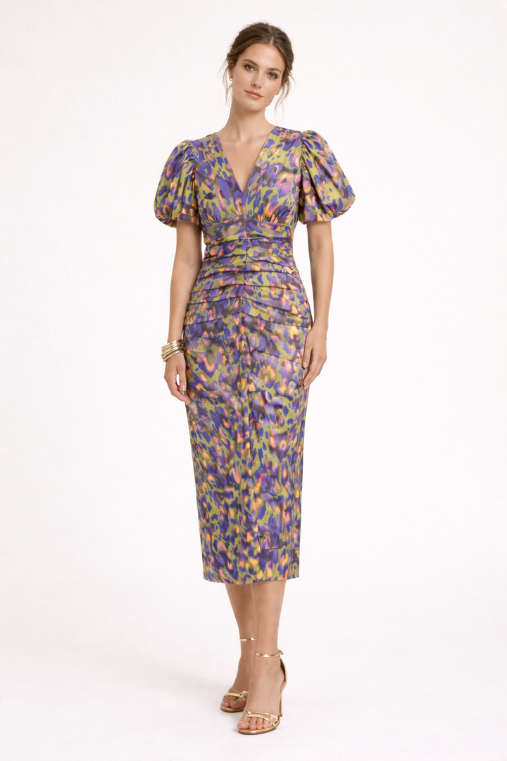 Dames bedrukte midi-jurk met pofmouwen en diepe V-hals, perfect voor een elegante zomerse look.