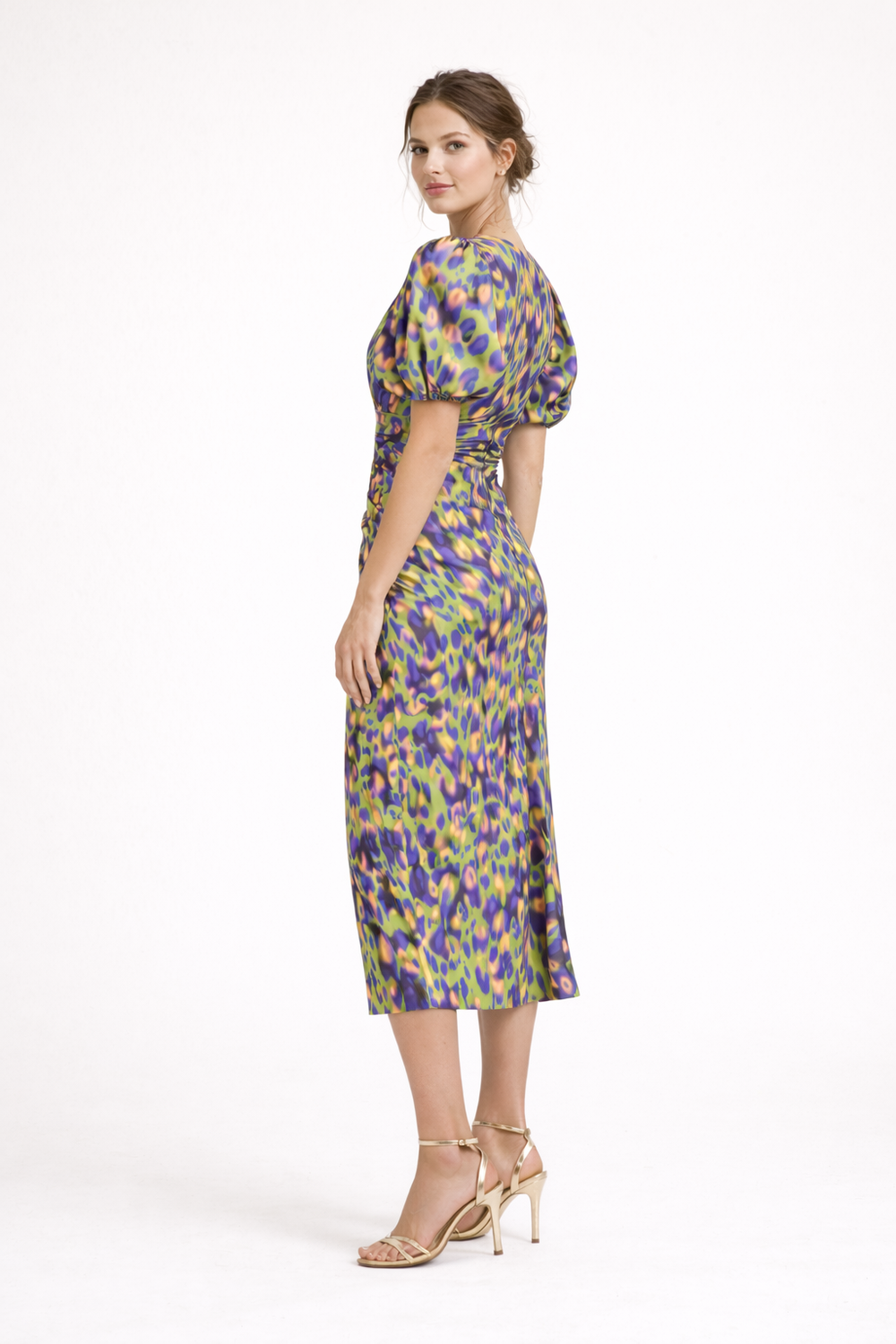 Casual bedrukte dames midi-jurk met V-hals en trendy pofmouwen, ideaal als lente- of zomerjurk.
