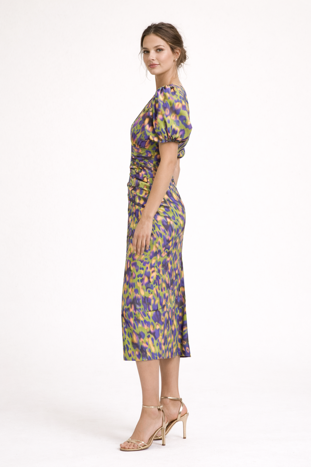Elegante dames midi-jurk met all-over print, pofmouwen en flatterende V-hals, perfect voor elke gelegenheid.