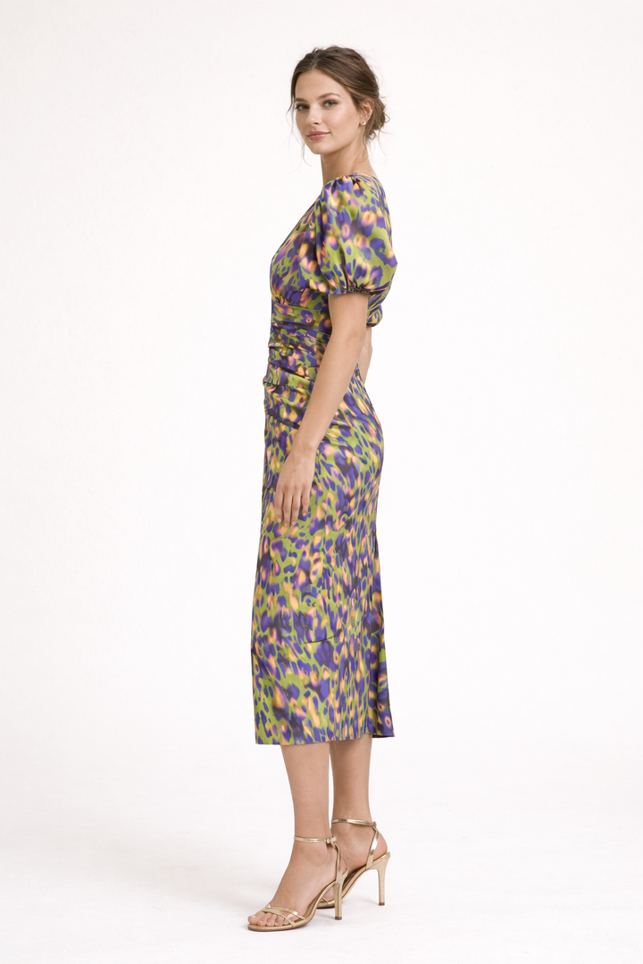 Elegante dames midi-jurk met all-over print, pofmouwen en flatterende V-hals, perfect voor elke gelegenheid.