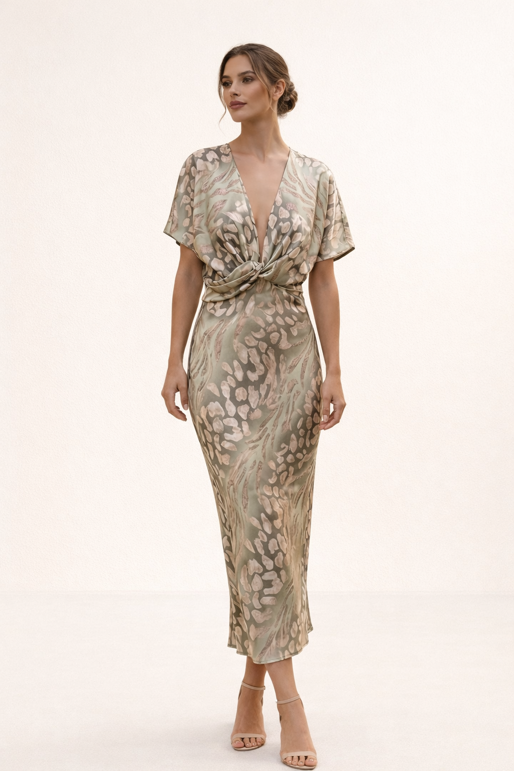 Trendy dames zomerjurk, bedrukt met een vrolijk patroon, V-hals en korte mouwen. Perfect voor casual chic.