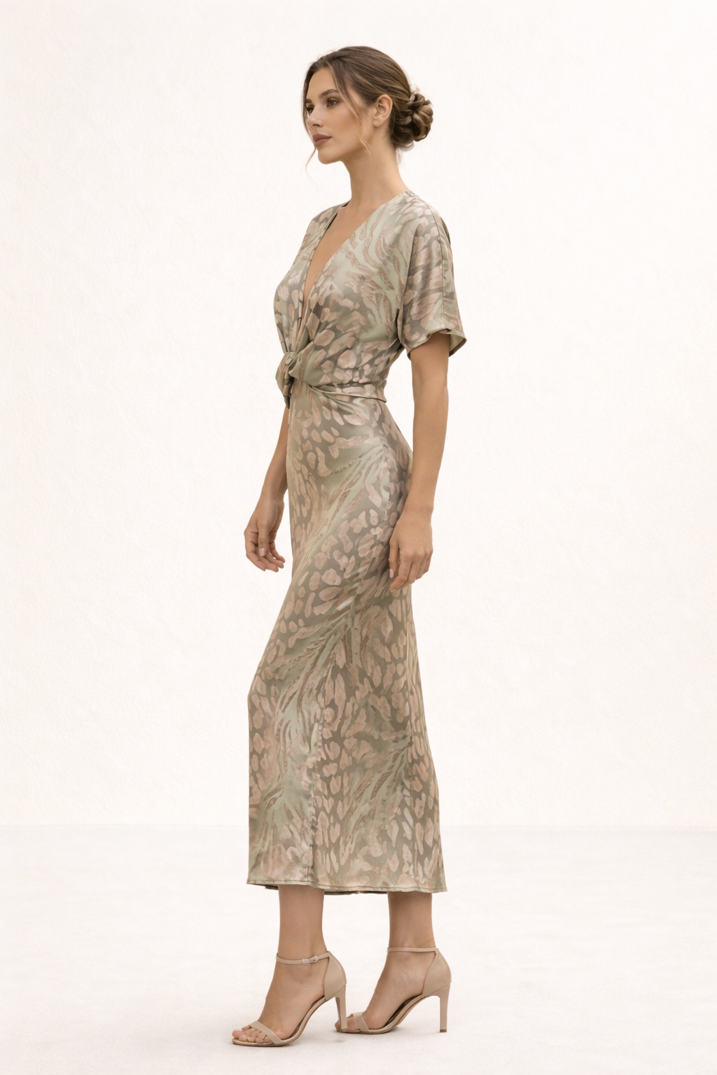 Comfortabele dames midi-jurk met V-hals, korte mouwen en subtiel knoopdetail, ideaal als strandjurk.