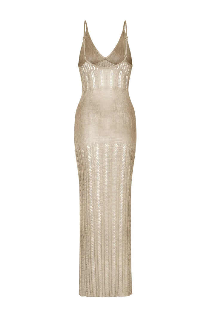 Mouwloze beige dames zomerjurk met open rug en elegante zijsplit, perfect voor strand en boulevard.
