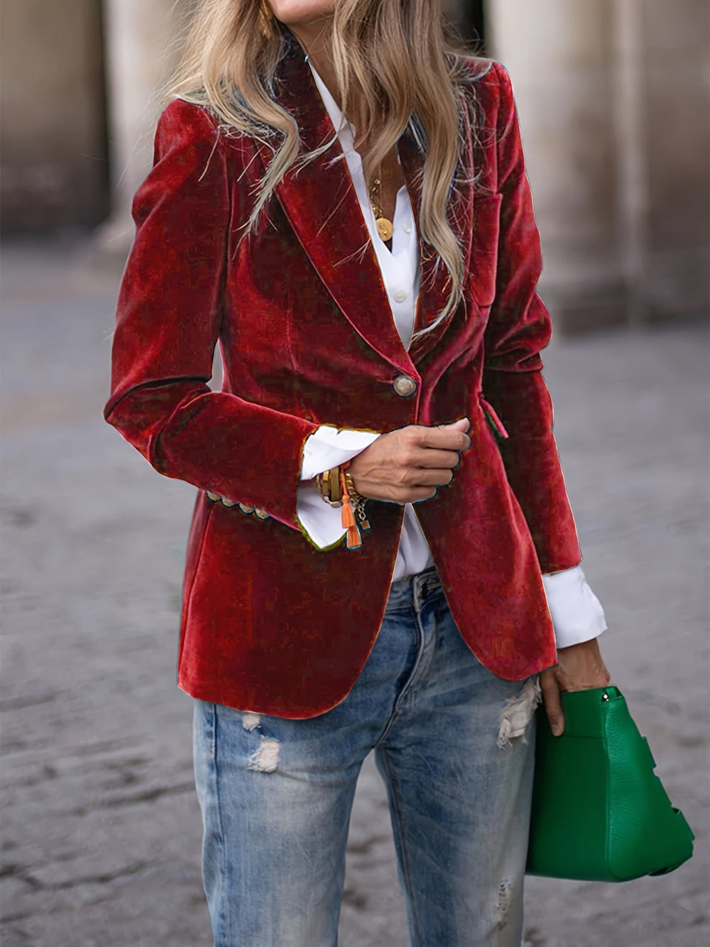 Elegante dames blazer met gouden knopen, getailleerd voor een stijlvolle kantoorlook of avondkleding.