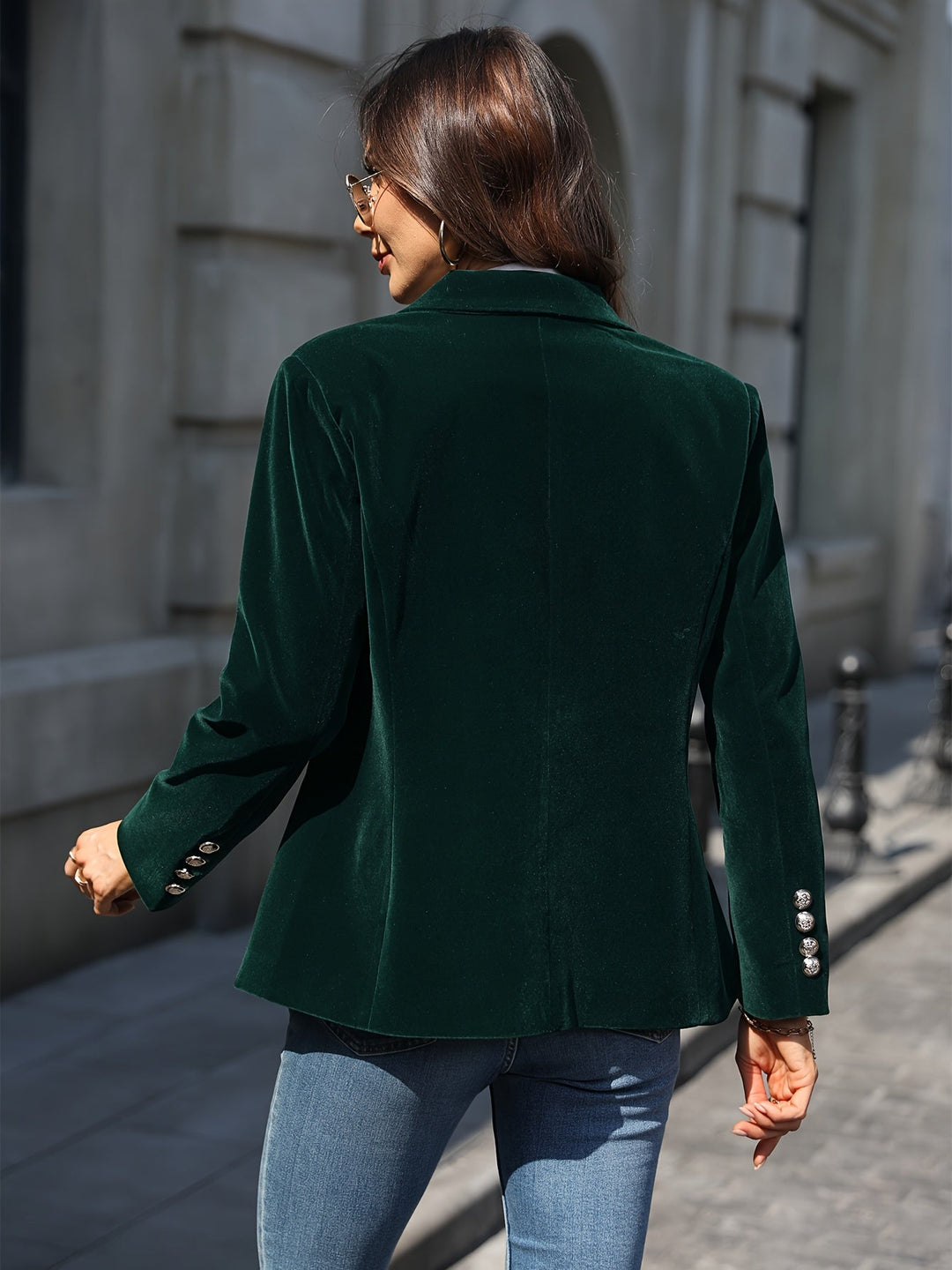 Getailleerde dames blazer die de figuur flatteert, met stijlvolle gouden knopen voor elke gelegenheid.