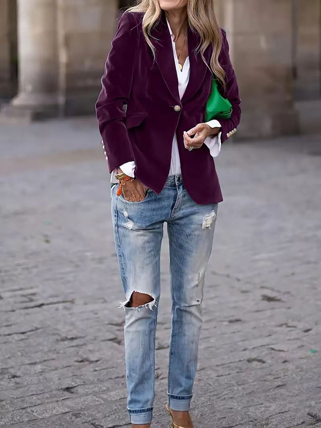 Trendy dames blazer met glanzende gouden knopen en een strakke, getailleerde pasvorm. Stijlvolle kleding.