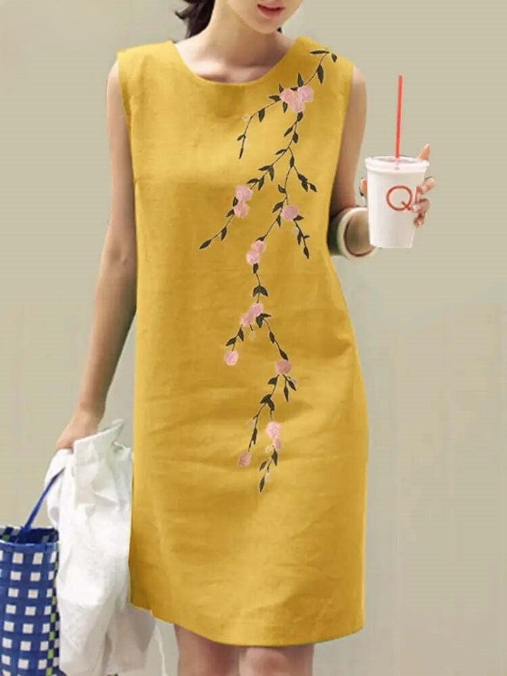 Geel/beige geborduurde mini jurk voor dames. Ideaal als casual zomerjurk, elegante feestjurk of strandjurk.