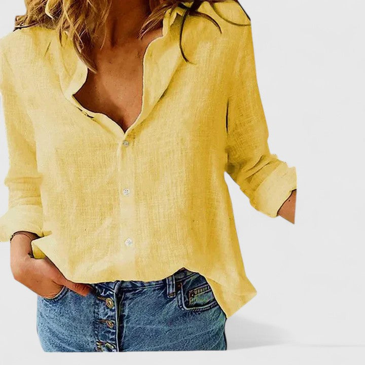 Modieuze dames blouse met opvallende golvende revers en praktische knoopsluiting. Elegant en comfortabel.