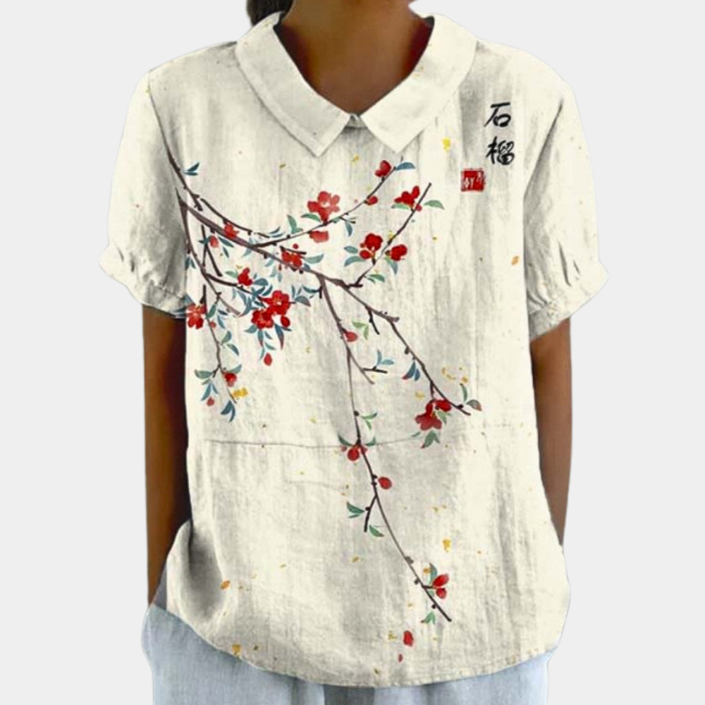 Luchtige damesblouse met bloemenprint, korte mouwen en kraag. Essentieel voor warme lentedagen en de zomer.