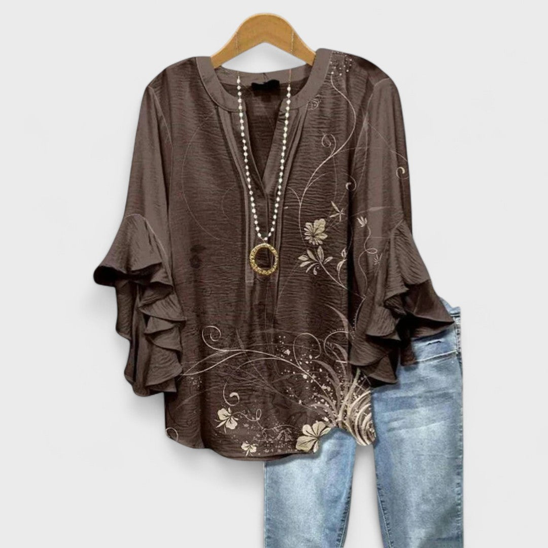 Veelzijdige damesblouse met V-hals en oversized volantmouwen, casual en chic.