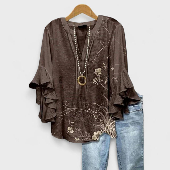 Veelzijdige damesblouse met V-hals en oversized volantmouwen, casual en chic.