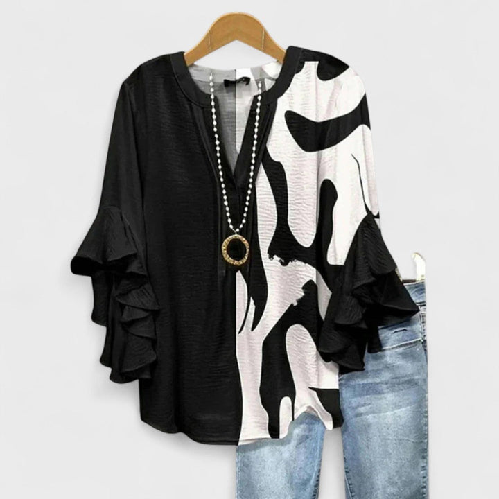 Comfortabele oversized damesblouse met V-hals en speelse volantmouwen.