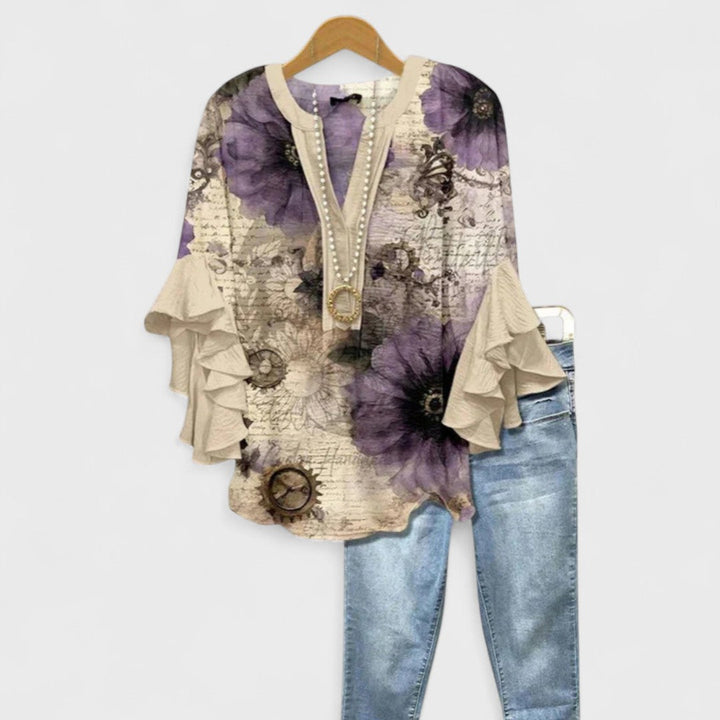 Luchtige zomerblouse voor dames met V-hals en elegante volantmouwen.