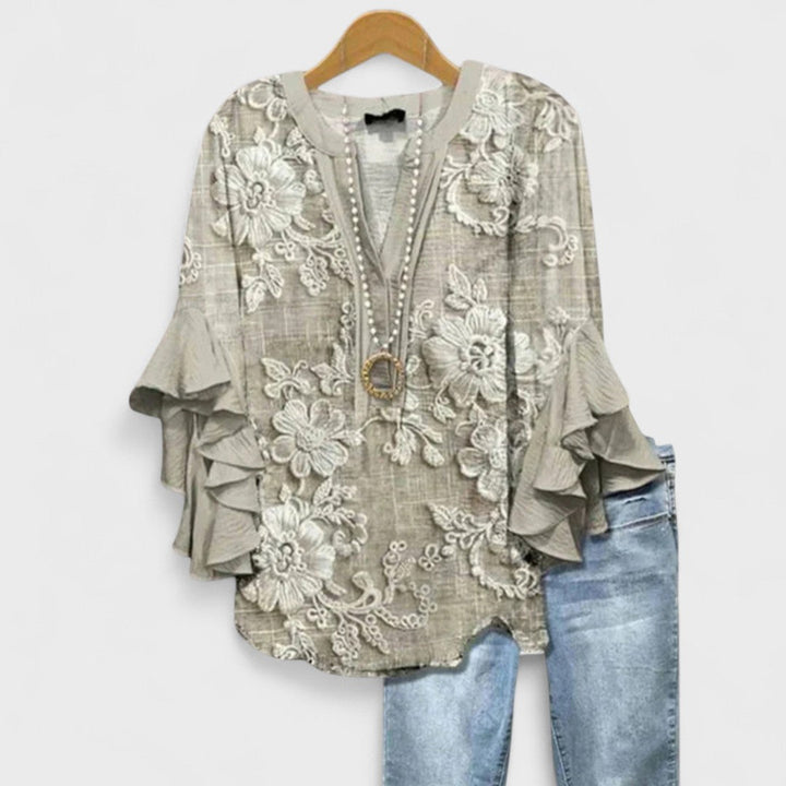 Veelzijdige dames zomerblouse met V-hals en modieuze volantmouwen, van casual tot elegant.