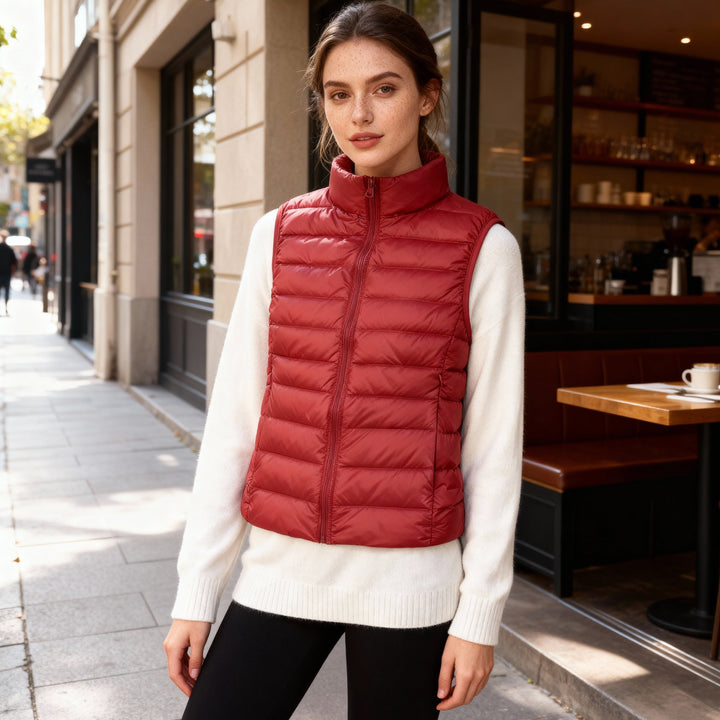 Comfortabele dames bodywarmer met chique hoge kraag, creëert een slank silhouet. Casual chic.