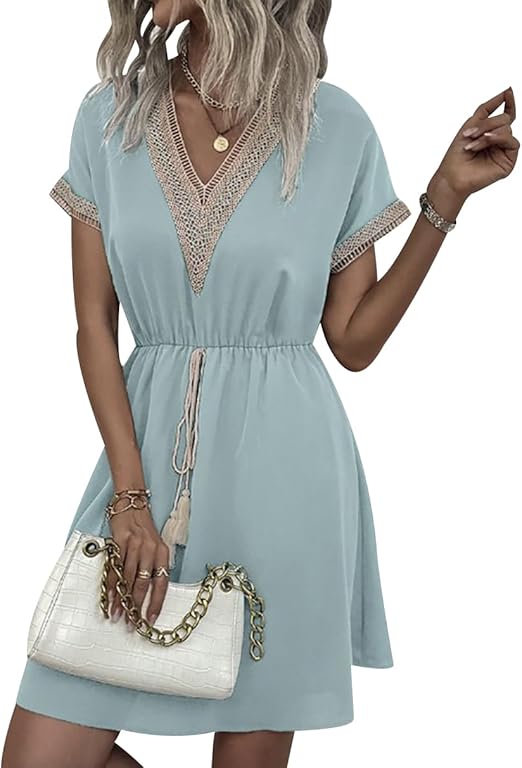 Mini damesjurk in bohemien stijl met delicate kanten details, een must-have voor de zomer.