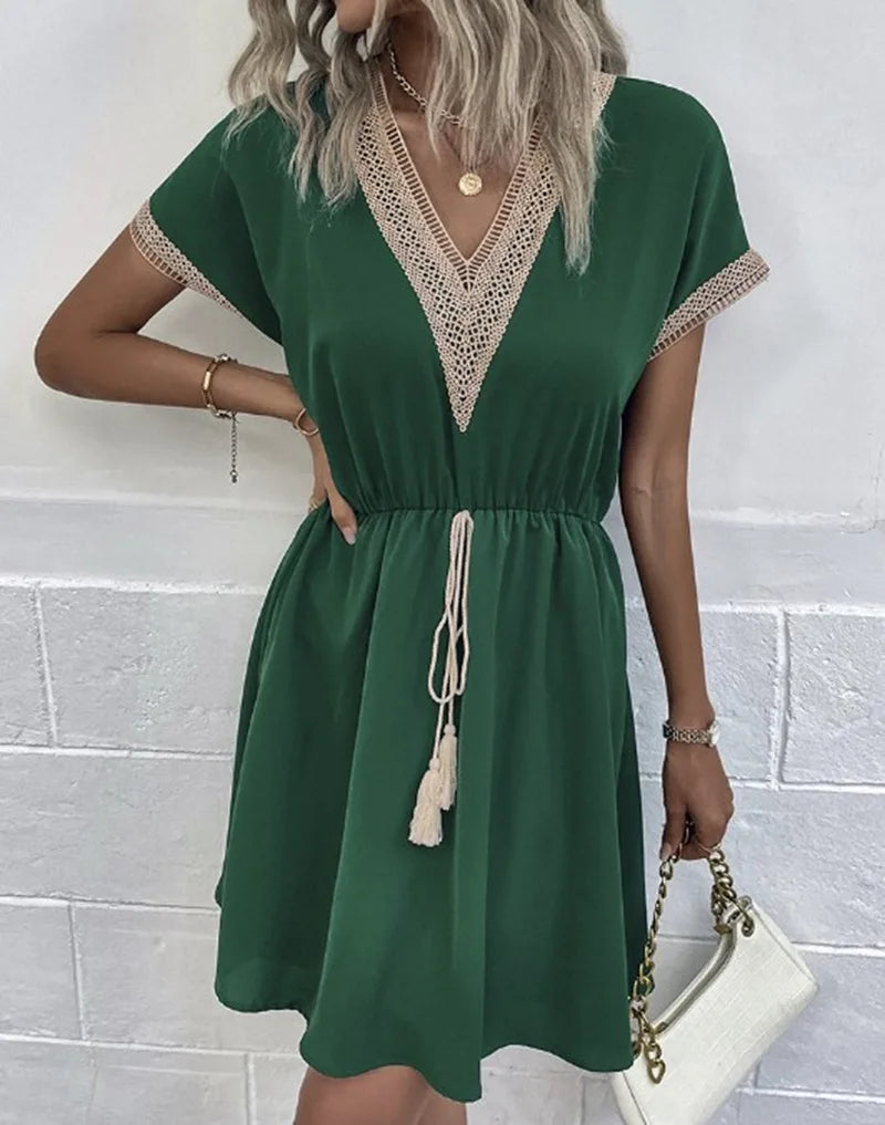 Luchtige boheemse mini jurk voor vrouwen, een stijlvolle korte zomerjurk met kanten accenten.