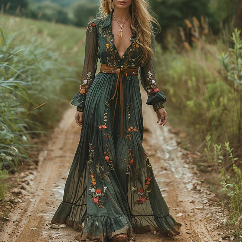 Elegante geplooide dames maxi jurk in bohemian stijl met bloemenprint, lange mouw en diepe V-hals.