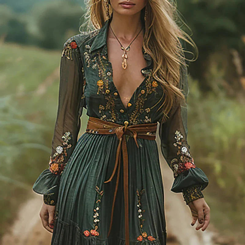 Vrolijke zomer boho maxi jurk voor dames met bloemenprint, lange mouwen & V-hals. Perfect festival outfit.