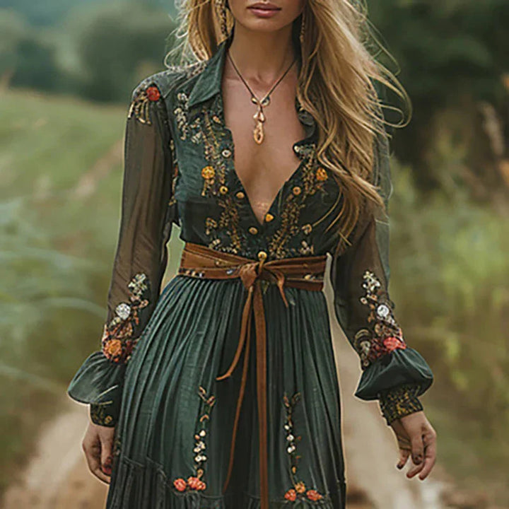 Vrolijke zomer boho maxi jurk voor dames met bloemenprint, lange mouwen & V-hals. Perfect festival outfit.