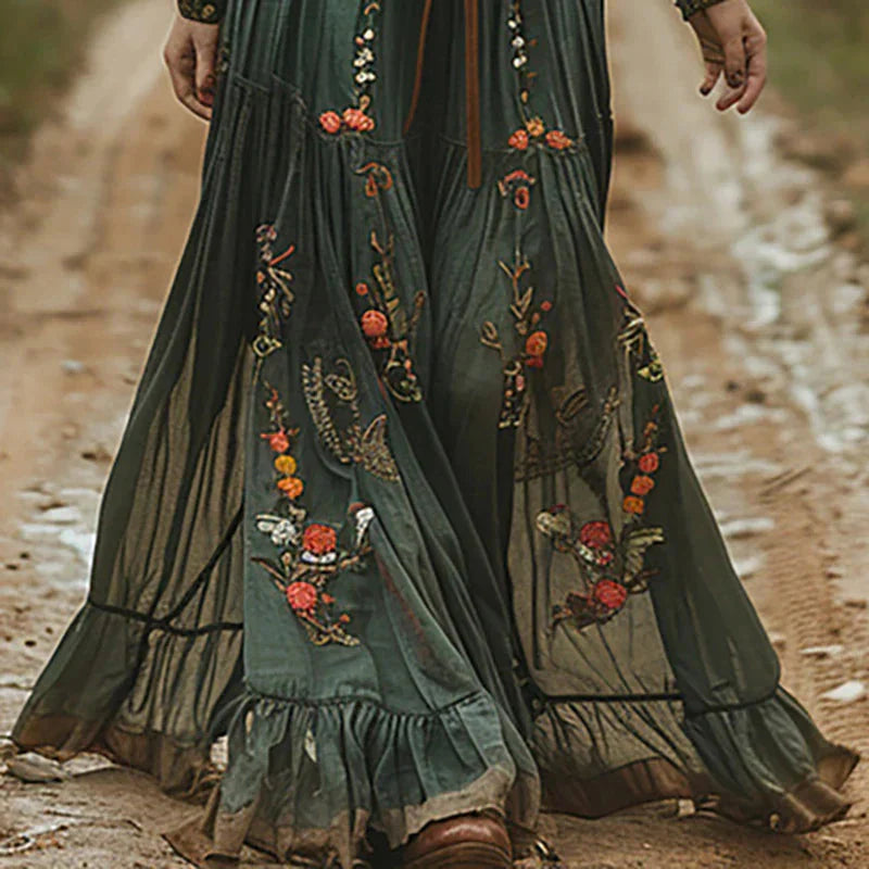 Bohemian dames maxi jurk met sierlijke bloemenprint, lange mouwen en een flatterende V-hals. Comfortabele zomerkleding.