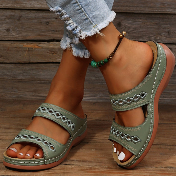 Platte zomer sandalen met boho design; comfortabel & trendy voor elke gelegenheid.