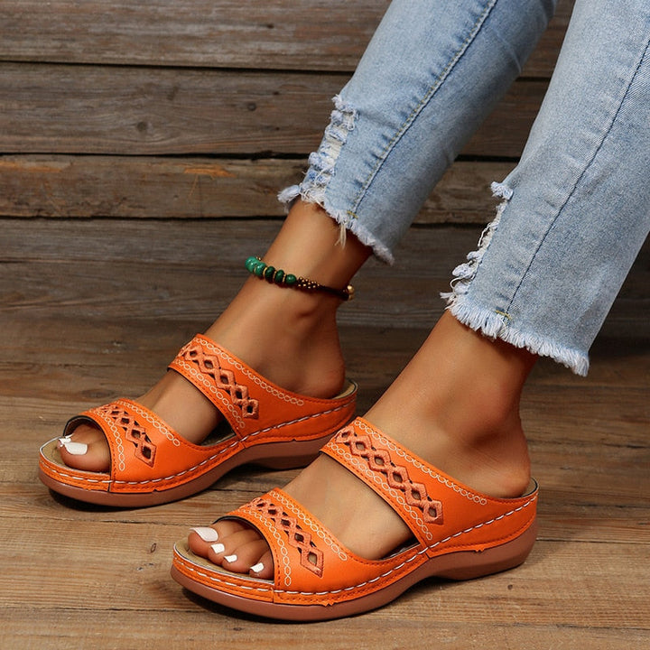 Stijlvolle boho sandalen voor dames; platte zool biedt comfort voor strand of stad.