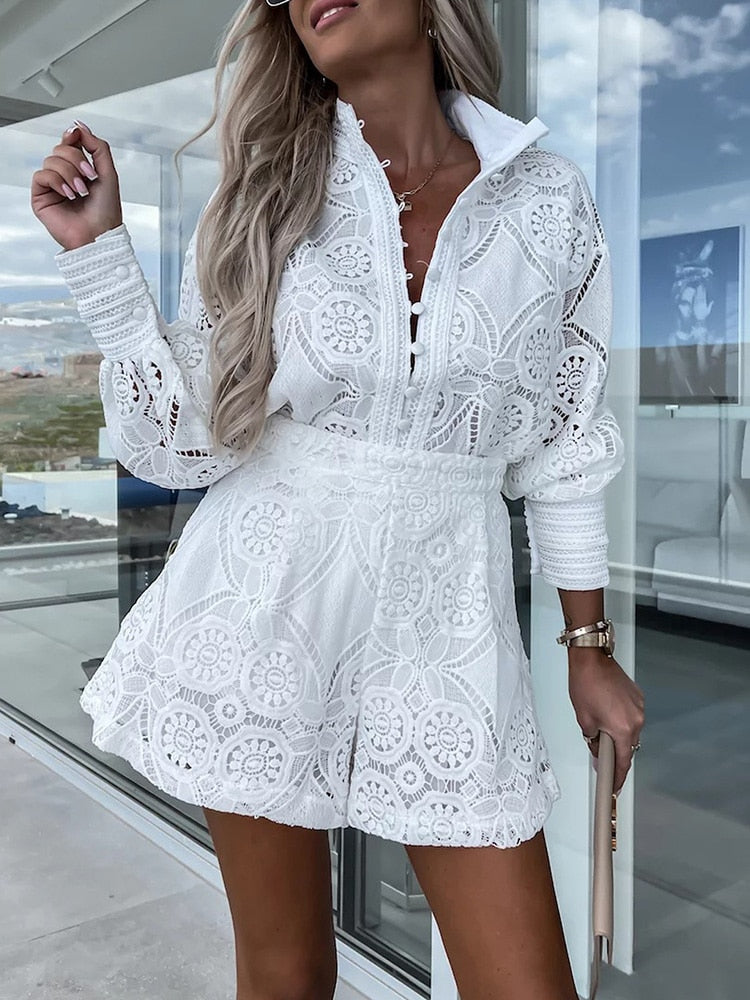Elegante dames zomerset, tweedelig met luchtige top en shorts, perfect voor een chique casual look.
