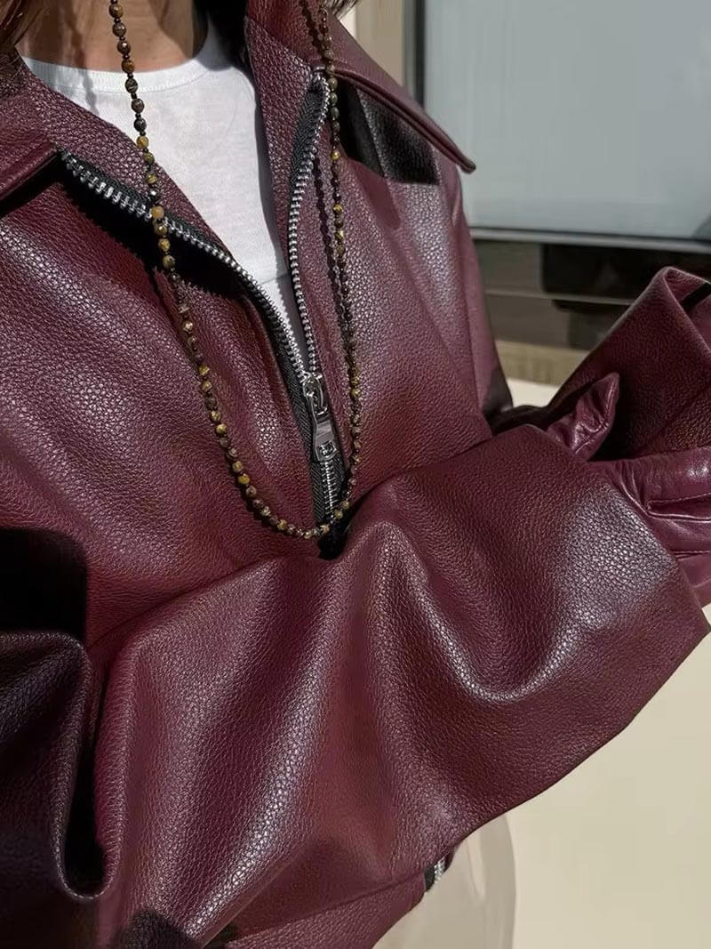Elegante bordeaux damesjas, een stijlvolle toevoeging aan elke garderobe, zowel stoer als chic.