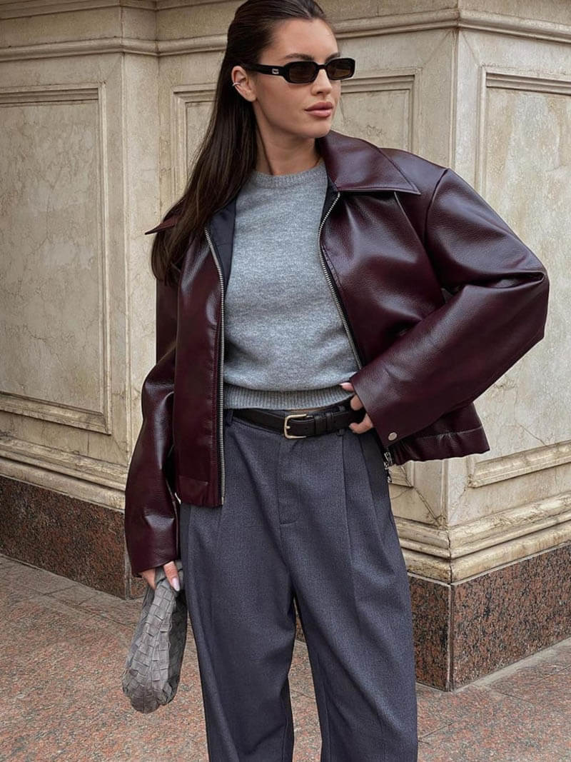 Model draagt stijlvolle bordeaux damesjas, perfect voor zowel elegante als casual gelegenheden in voor- en najaar.