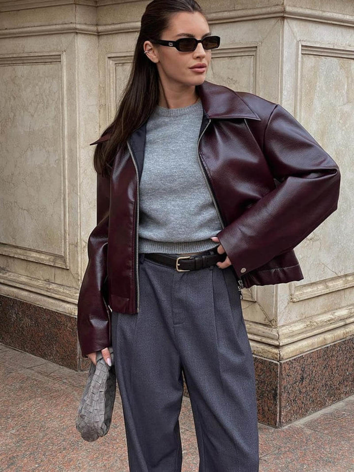 Model draagt stijlvolle bordeaux damesjas, perfect voor zowel elegante als casual gelegenheden in voor- en najaar.