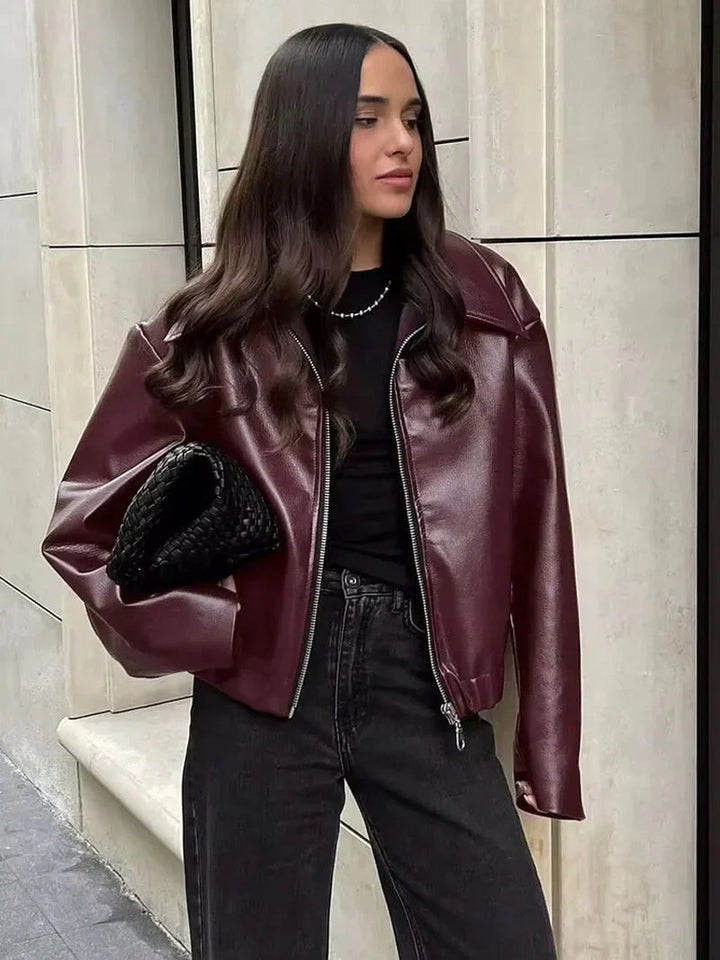 Luxe bordeaux damesjack met een elegante uitstraling. Ideaal voor modebewuste vrouwen die comfort zoeken.
