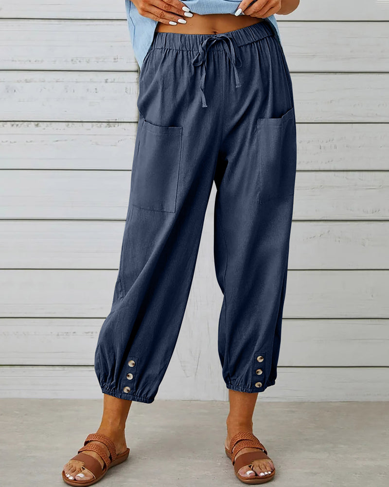 Dames broek met hoge taille, rechte pijpen en stijlvolle knoopdetails. Ideaal voor een elegante look.