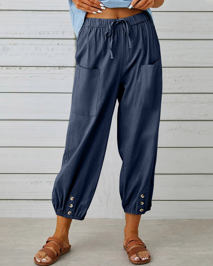 Dames broek met hoge taille, rechte pijpen en stijlvolle knoopdetails. Ideaal voor een elegante look.