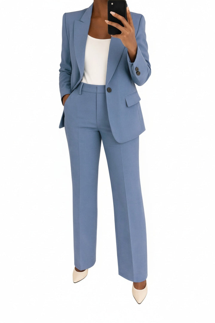 Dames broekpak: elegante blazer en wide leg broek met hoge taille, perfect voor zakelijke gelegenheden.