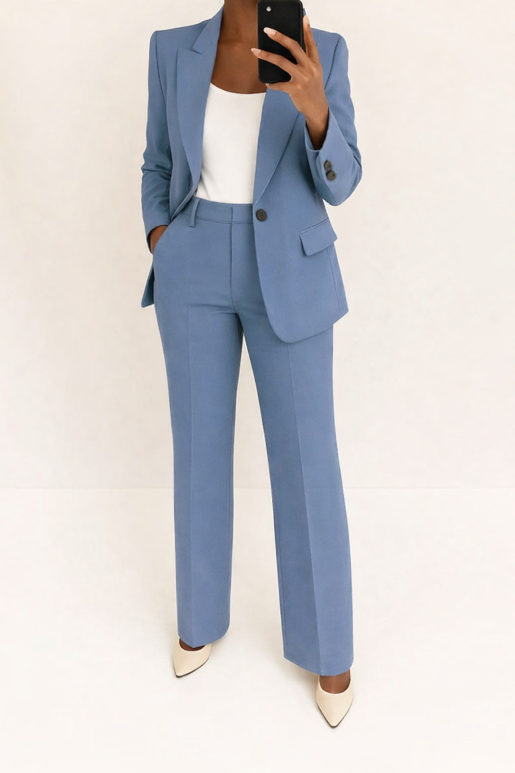 Tweedelig dames pak: stijlvolle blazer en wijde pijpen broek, ideaal voor kantoorkleding en formele events.