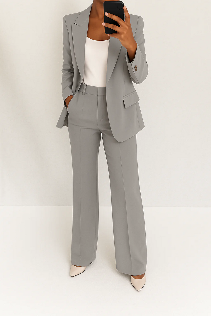Modern dames broekpak met blazer en wide leg broek voor een zakelijke, elegante look.