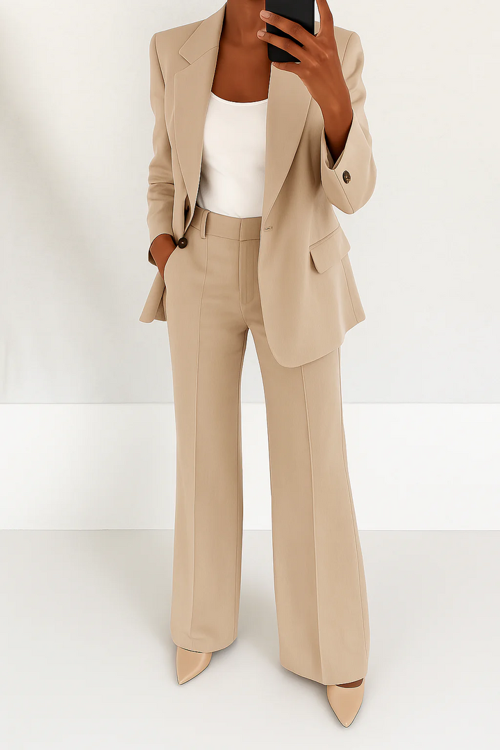 Chique dames blazer set met lange wide leg broek, geschikt als formeel outfit of kantoorkleding.