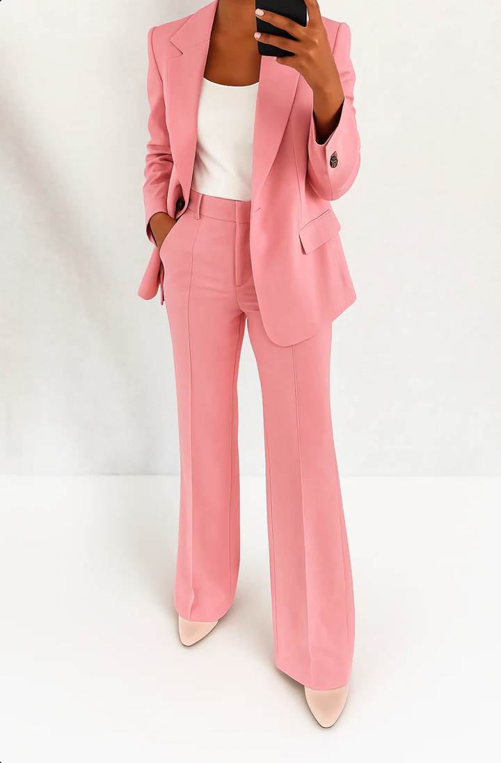 Dames pak met blazer en wide leg broek, perfect voor een elegante en zakelijke look op kantoor.